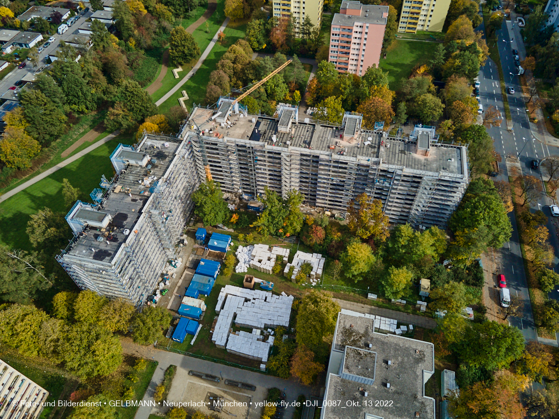 13.10.2022 - Fassadensanierung am Karl-Marx-Ring 11-21 in Neuperlach
